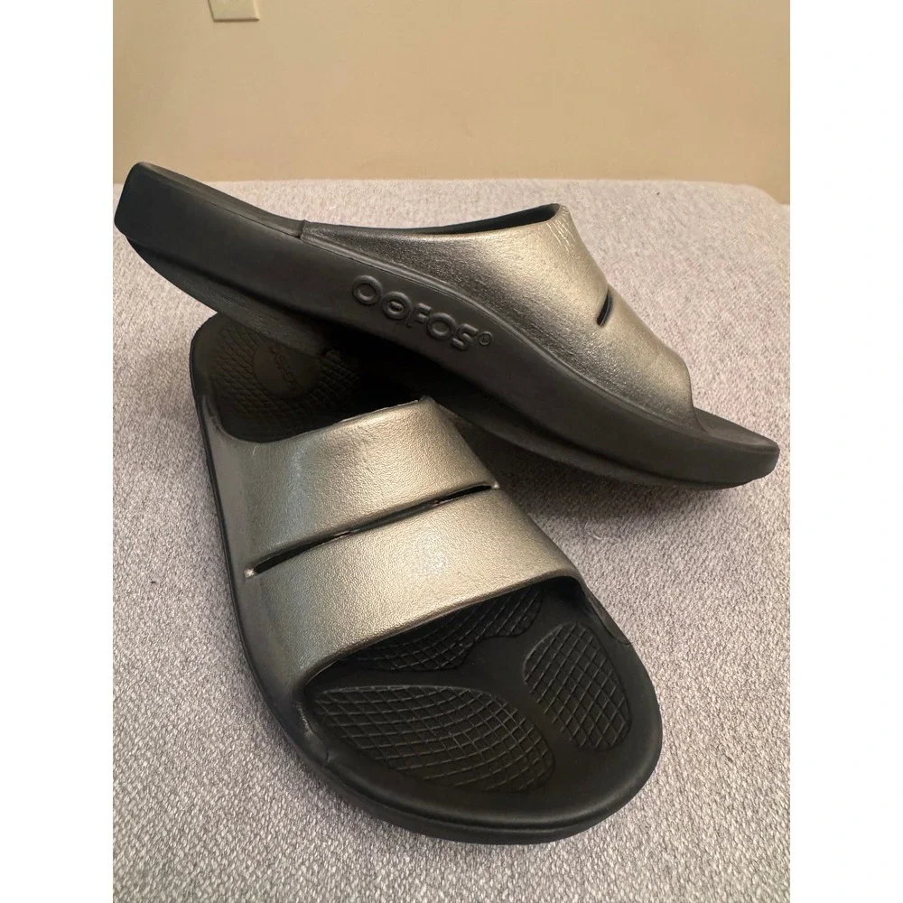 OOFOS OOahh Luxe Slide Sandals Silver Sage Metallic Mens 8 Womens 10 EU 41